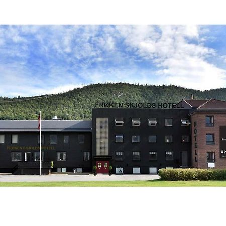 Froken Skjolds Hotel Lyngengarden Mosjøen Exteriör bild